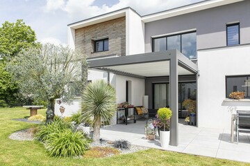 Pergola alu Lyon : Fabricant pergola alu bioclimatique, fabrication de pergola bioclimatique aluminium avec auvent pour votre terrasse dans le Rhône (69).