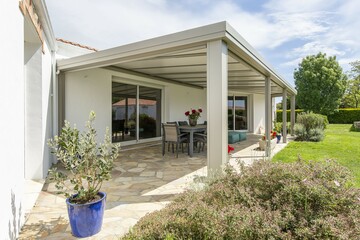 Pergola évolutive à toit fixe