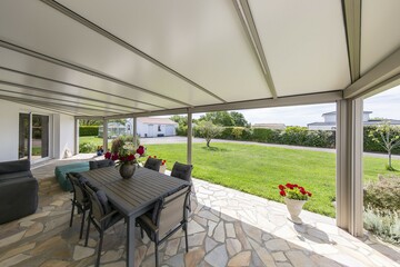 Pergola évolutive à toit fixe